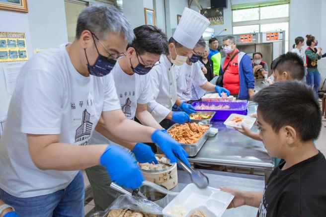 高雄福华大饭店偏乡送爱公益活动。（图／饭店提供）
