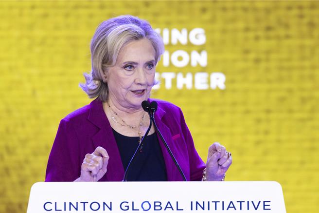 美國前國務卿希拉蕊表示，習近平恢復領導「終身制」是為中國體制與中美關係帶來挑戰，但也看好「拜習會」有望重建兩國互信。（美聯社）