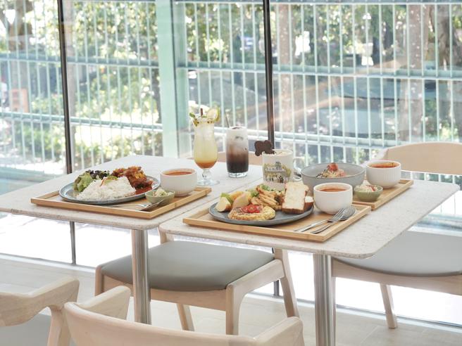 动物园内的光室咖啡也特别推出12月底前平日凭动物认养卡可享二人同行免费招待主餐一份的优惠。（图／高雄市观光局）