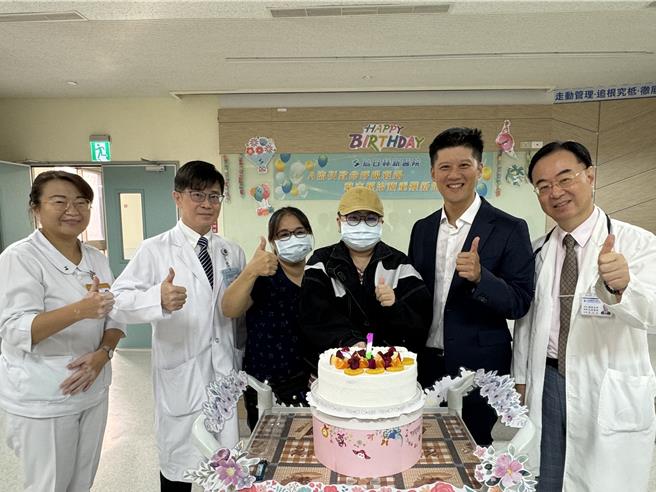 台中33歲女白領詹小姐（右三）日前罹患A型流感，用藥遲遲未改善，第5天病情急遽惡化，出現心跳加速、呼吸急促，檢查發現竟罹患流感重症合併急性呼吸道窘迫症候群，緊急使用葉克膜才成功保命，醫療團隊日前為她慶祝「重生」。（烏日林新醫院提供／潘虹恩台中傳真）