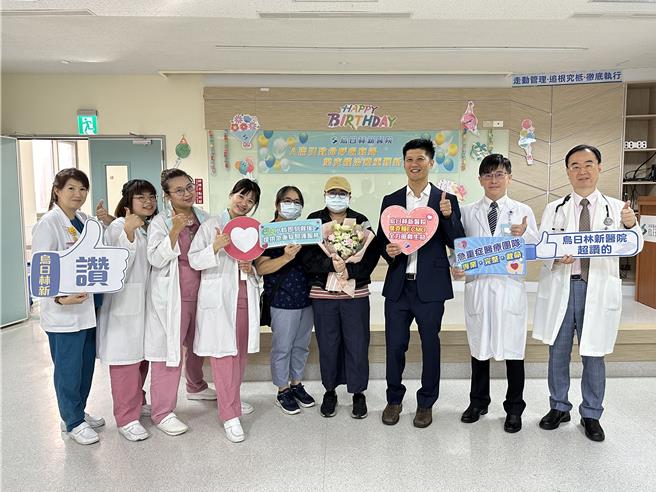 台中33歲女白領詹小姐（右四）日前罹患A型流感，用藥遲遲未改善，第5天病情急遽惡化，出現心跳加速、呼吸急促，檢查發現竟罹患流感重症合併急性呼吸道窘迫症候群，緊急使用葉克膜才成功保命。（烏日林新醫院提供／潘虹恩台中傳真）