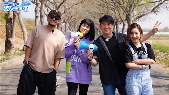 張震嶽、曹雅雯、周華健與米非一起尋找新聲音。（滾石唱片提供）