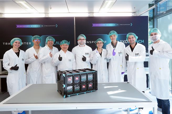 中央大学与科技集团共同研制的台湾首颗宽频通讯立方卫星「珍珠号」（PEARL），在发射服务商Exolaunch总部完成卫星最后整合装载于发射箱内，预计搭乘SpaceX猎鹰九号运载火箭升空。（中央大学提供／李侑珊台北传真）