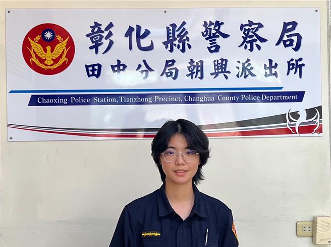 田中警分局朝兴派出所警员林佑珊与同事巡逻中赶到报案民眾指示的地点，快速移除果树上的大蛇。（警方提供／孙英哲彰化传真）