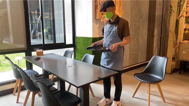 20岁的小桑就职于桃园八德的庇护工场「路得启智学园附设陪你走一段路生活坊」，负责外场带位、送收餐及桌边服务等工作。（桃竹苗分署提供／蔡明亘桃园传真）