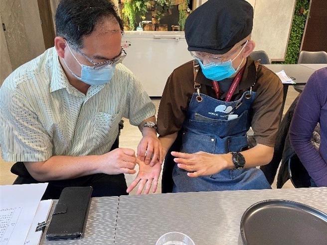 桃竹苗分署职务再设计团队，为身障员工打造专属辅具「全盘托出」，减轻身障员工工作负担。（桃竹苗分署提供／蔡明亘桃园传真）