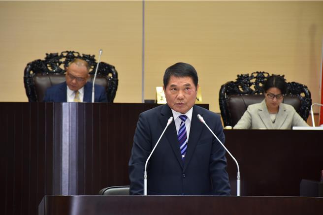 苗栗县长锺东锦10日回覆绿营县议员质询铜锣畜牧资源处理中心案，强调会继续推动下去。（谢明俊摄）
