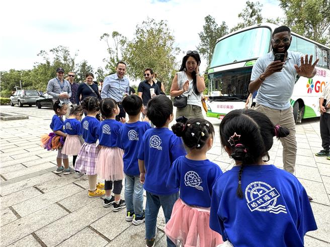 「大西洋理事會」各國青年領袖們一下車便受到柏村國小幼兒園小朋友列隊熱烈歡迎。(于家麒攝)