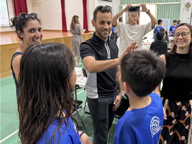 透過雙方熱絡的交流互動，讓參訪團了解金門學童運用科技線上學習的趨勢。(于家麒攝)