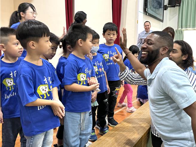 透過雙方熱絡的交流互動，讓參訪團了解金門學童運用科技線上學習的趨勢。(于家麒攝)