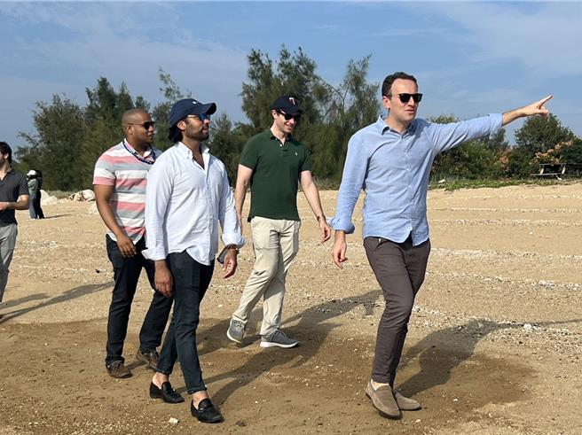 「大西洋理事會」參訪團一行昨日到烈嶼雙口海邊時才發現廈門近在咫尺，更深刻體會兩岸和平的可貴。(圖／張桂芬提供)