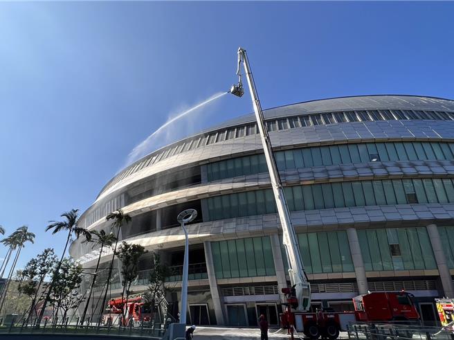 大巨蛋10日上午进行火灾抢救演练，不过民进党台北市议员林延凤揭露，消防局最新「火灾抢救计画说明表」，竟自爆大巨蛋周围水流量不足，遇火灾恐无水可救。对此消防局则予以否认，并表示依照现场水源状况，在火灾抢救作业上足够因应。（林延凤办公室提供／丁上程台北传真）