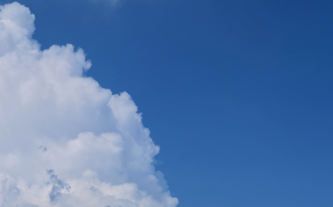 台北天空一分為二，藍天白雲選邊站，神奇魔幻的畫面引起網友討論。（圖／shutterstock） 
