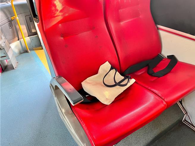 郑姓男子将装有财物的手提袋，遗落在公车座椅上，幸经警方启动拦截，顺利寻回手提袋并物归原主。（警方提供／王煌忠台中传真）