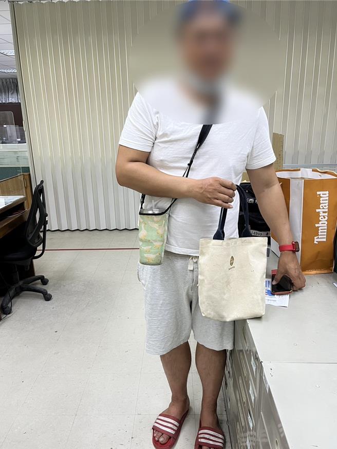 台中市郑姓男子到派出所领回遗落在公车上的手提袋，看见分毫未失开心地频向警方致谢。（警方提供／王煌忠台中传真）