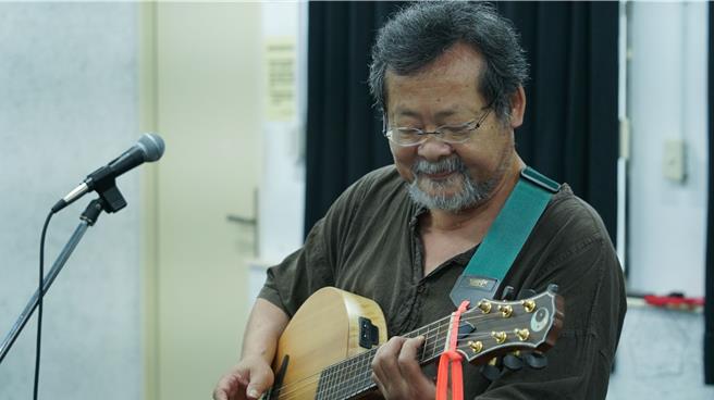 陳明章融合西方的音樂理論加上台灣本土文化，慢慢歸類出自己的音樂風格。（我們之間影像製作有限公司提供）