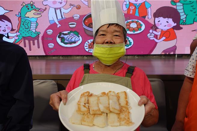 弘道老人福利基金会常年服务的75岁阿鸾阿嬷10日以自己煎的萝卜糕献上祝福，邀请社会大眾响应爱心围炉活动。（弘道老人福利基金会提供／孙英哲彰化传真）
