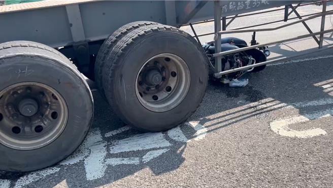高雄前鎮區金福路10日中午發生一起離奇交通事故，63歲吳姓貨櫃曳引車駕駛出貨櫃場右轉時不慎撞倒30歲陳姓機車騎士，當場將機車捲入車底，所幸陳男當時果斷棄車跳開，身上竟僅有擦傷，詳細肇事責任將送交通大隊分析研判。（高市前鎮分局提供／袁庭堯高雄傳真）