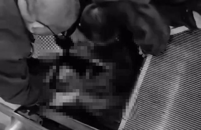 20多岁维修员在检修手扶梯时遭卷入，救出后经抢救仍不幸身亡。（图／翻摄自微博）