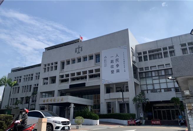 南投地检查获1名外送员以每份200元兼差收购郭台铭参选总统连署书，9日依违反《总统副总统选举罢免法》向地院声押。（曾雪蒨摄）