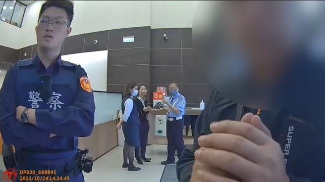 竹北地区上月底有两名民眾被诈谝集团盯上，警接获报案与通报前往拦阻。（竹北分局提供／邱立雅竹县传真）