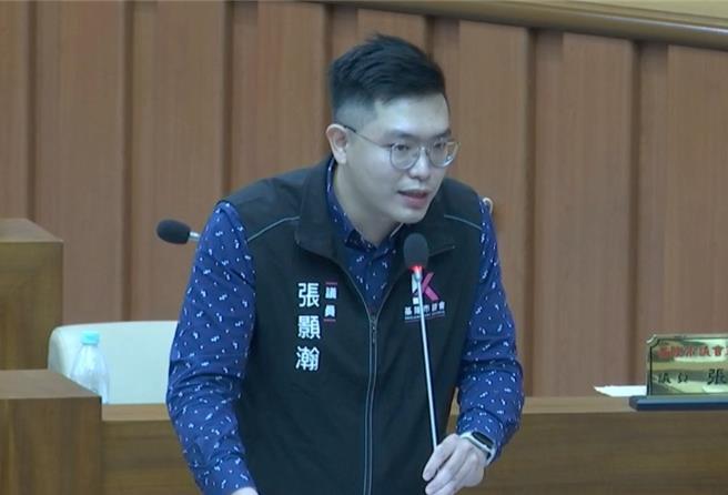 基隆市民進黨團總召張顥瀚10日質詢基隆市長謝國樑，批評基市府明年編列增超過1億元之委辦費辦活動、放煙火，在市庫預算有限下，勢必排擠到市政大樓改建、停六停車場建置等建設。（翻攝畫面／徐佑昇基隆傳真）