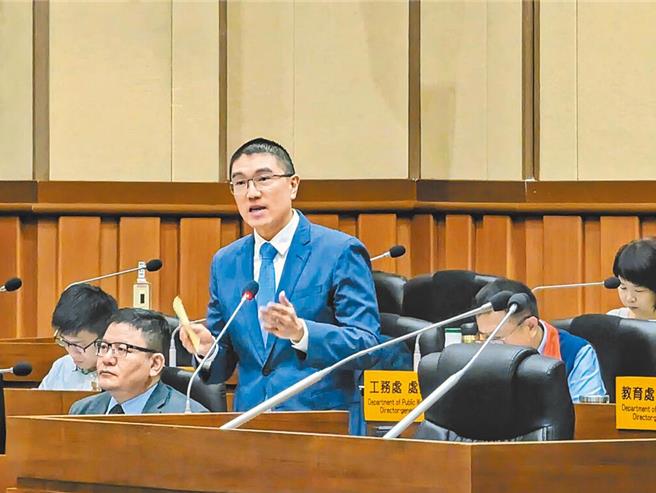 基隆市民進黨團總召張顥瀚10日質詢基隆市長謝國樑，批評基市府明年編列增超過1億元之委辦費辦活動、放煙火，在市庫預算有限下，勢必排擠到市政大樓改建、停六停車場建置等建設。市長謝國樑回應，為了打造基隆成為北台重要觀光城市，就必須辦活動，找出特色，鄰里建設經費不會間斷。（張志康攝）