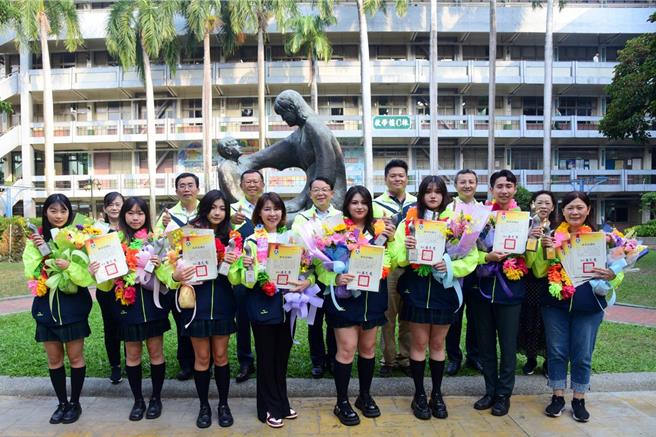 全国高中家事类技艺竞赛落幕！侨泰高中学生不仅夺下4金手、5优胜的好表现，并获幼儿教具制作团体奖第3名、美髮团体奖第5名，获奖数勇夺中区第一、全国第三名。（侨泰高中提供／潘虹恩台中传真）