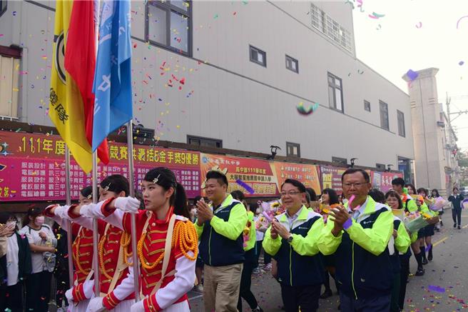 全国高中家事类技艺竞赛落幕，侨泰高中夺下4金手、5优胜的好表现，由董事长蔡玉堂（右一）、校长温顺德（右二）等人在校门口迎接选手凯旋归来，并由校内舞狮队、仪队助阵。（侨泰高中提供／潘虹恩台中传真）
