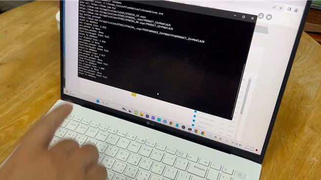 警方查获黄男以电脑程式抢票。（翻摄照片／林郁平台北传真）