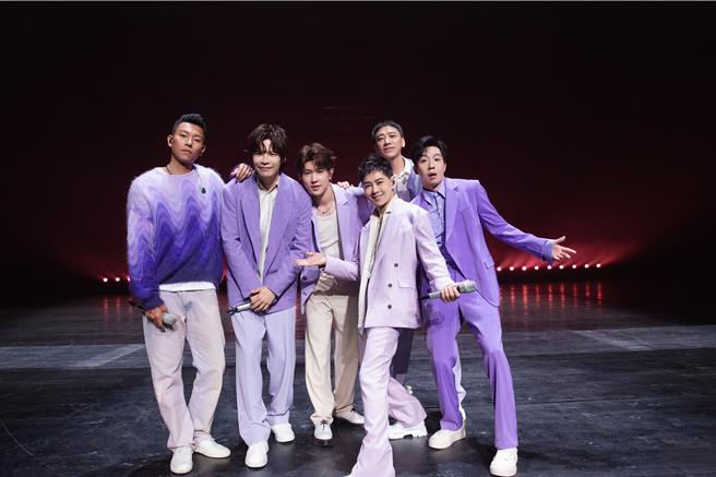 瘦子E.SO（左起）、八三夭阿璞、馬伯騫、林志穎、信、俞灝明合影。（曜昇星提供）