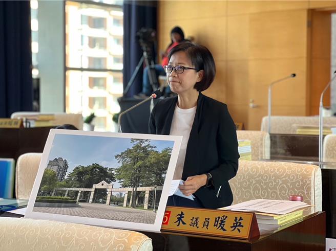 台中市议员朱暖英今天表示，南屯丰富公园入口牌楼像「墓园」，建议修建。（朱暖英提供／张亦惠台中传真）