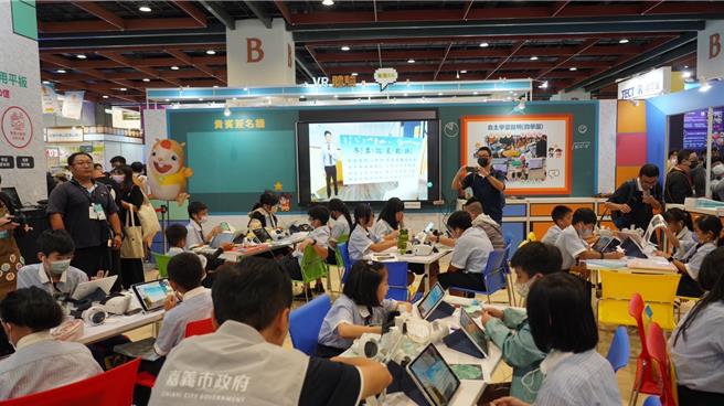 嘉義市垂楊國小師生到台北示範5G數位直播共學，在現場收播的實況。（邱榮輝提供／廖素慧嘉市傳真）