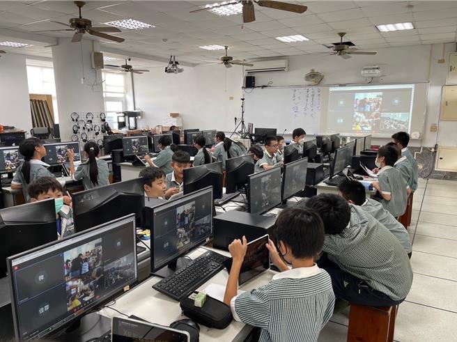 嘉義市宣信國小學生在學校收播5G數位直播共學的天文課程。（邱榮輝提供／廖素慧嘉市傳真）