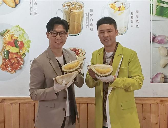 品冠（左）10日现身记者会力挺好友陈威全。（尤嬿妮摄）