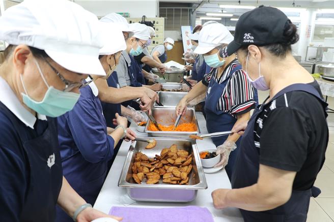 新北市今（10）日與慈濟慈善基金會、台灣大學合作辦理災害協作中心避難收容演練，過程包含災民報到，到食宿安排。（新北市社會局提供／呂健豪新傳真）