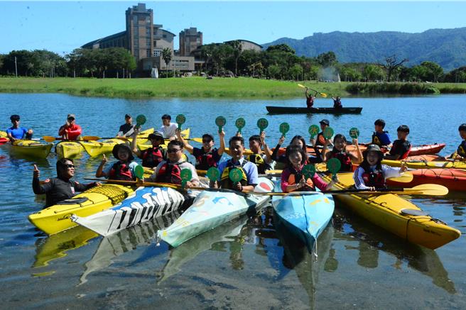 東華大學學生合力製作蒙皮舟，今天由副校長徐輝明（前排左四）與師生一同進行下水儀式。（王志偉攝）