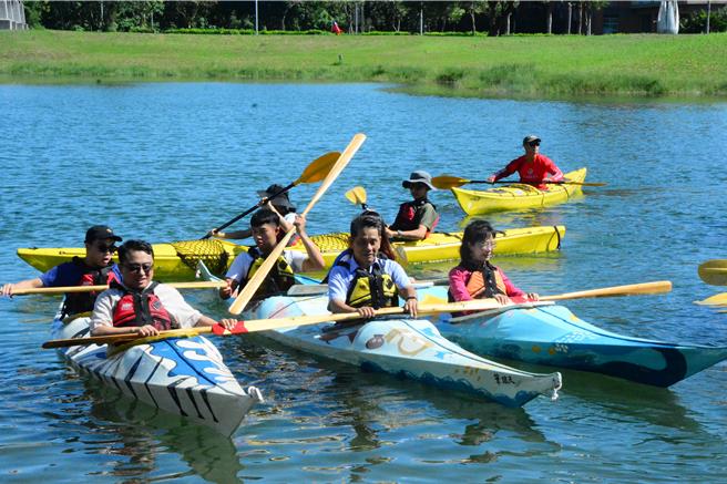 親手製作的獨木舟，首度下水航行，徜徉在優美的湖畔。（王志偉攝）