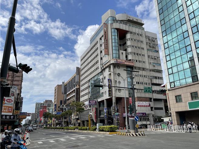 新竹市經國路上的水田人行天橋10日凌晨拆除完畢。（新竹市政府提供／王惠慧新竹傳真）