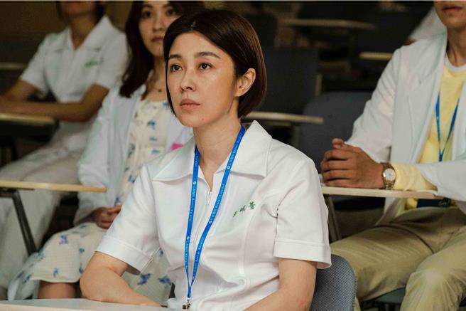 《生命捕手》李维维（中）饰演护理长「吴佩菁」个性直来直往。（东森提供）
