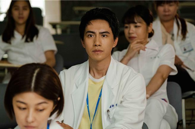 《生命捕手》潘君仑（中）饰演一般外科医师「程俊尧」做事全力以赴。（东森提供）