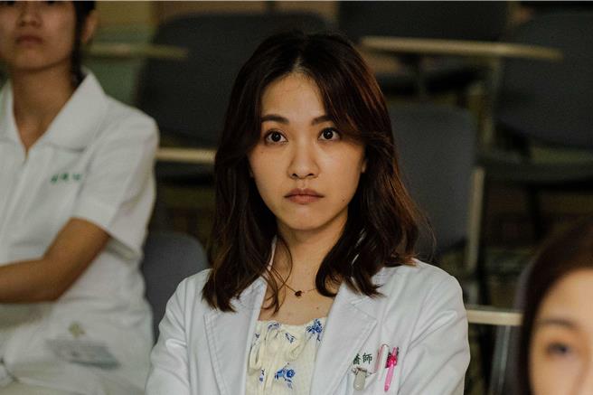 《生命捕手》林玟谊（中）饰演妇产科医师「林晓琪」对病患极富同理心。（东森提供）