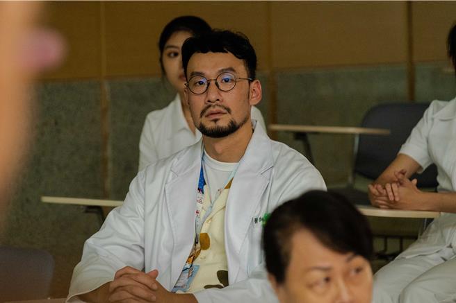 《生命捕手》邱永腾（中）饰演小儿科医师「岳英杰」粗犷外表下有温暖能量。（东森提供）