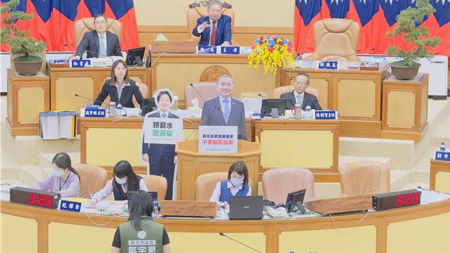 2023年11月10日新北市／新北市议会10日下午仅行总预算报告，民进党团总召郑宇恩要求新北市长侯友宜选后赴议会补充施政报告及总预算报告。（吕健豪摄）