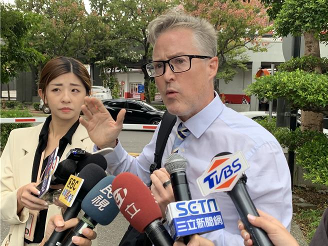 艺人夏克立10日到士林地院家事庭开庭，对于与黄嘉千的离婚官司他说不要伤害无辜的人。（李文正摄）