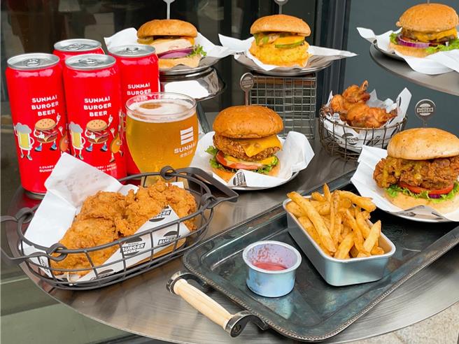 麦汉堡主打麦渣入料，创造出7款不同口味汉堡。（朱世凯摄）★《中时新闻网》关心您：饮酒过量，有碍健康。酒后不开车，安全有保障！