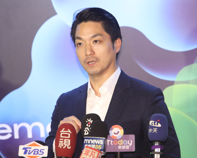 台北市长蒋万安10日出席「2023臺北设计奖」颁奖典礼前，接受媒体联访，对有人贩售大巨蛋测试赛黄牛票表示已要求市警局追查，依法严办，同时严正谴责不肖人士贩售黄牛票的恶劣行径，希望全民抵制这样的恶劣行为。（郑任南摄）