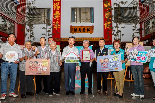 嘉義縣長翁章梁感謝嘉邑城隍廟、福松養護中心捐助，讓弱勢能受「愛心公費床位」照顧。（嘉義縣政府提供／廖素慧嘉縣傳真）