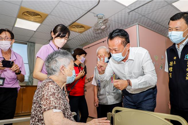 嘉義縣長翁章梁訪視福松養護中心，關懷長輩。（嘉義縣政府提供／廖素慧嘉縣傳真）