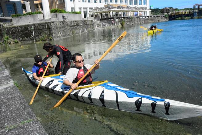 大沐老師溫志榮指導獨木舟下水啟航。（王志偉攝）